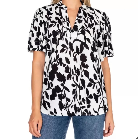 Well Worn Tops - Well Worn Black and White Relaxed-fit Ruffled Short-Sleeve V-neck Floral Blouse